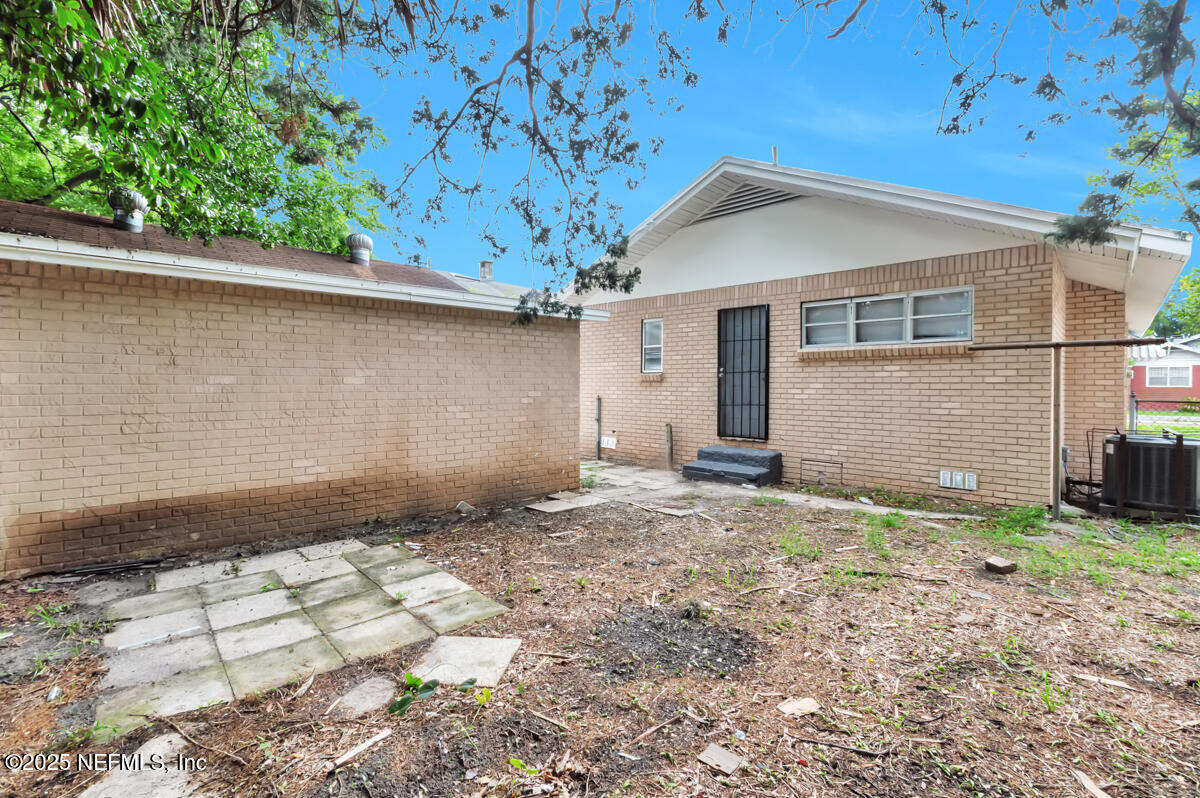 29 West 21st Street Jacksonville, FL 32206 - Photo 14 of 14 a backyard of a house