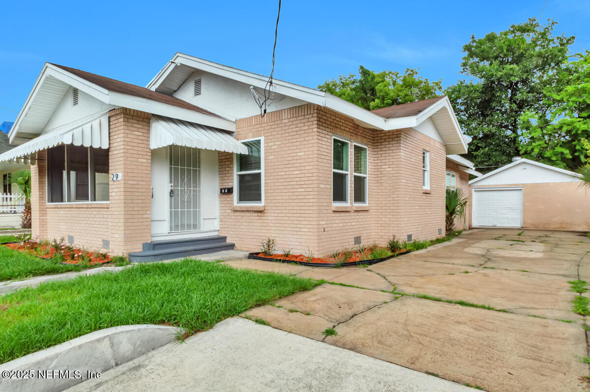 29 West 21st Street Jacksonville, FL 32206 - Photo 2 of 14 a front view of a house with a yard