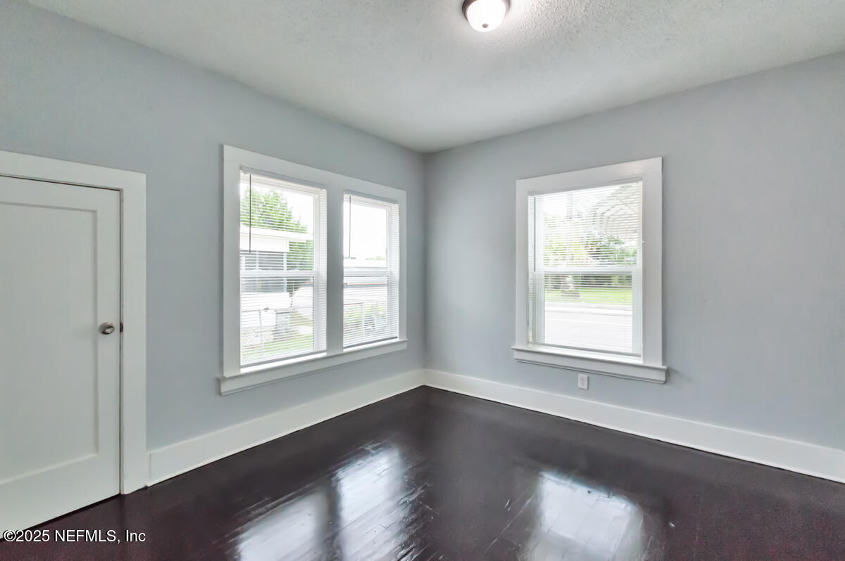 29 West 21st Street Jacksonville, FL 32206 - Photo 9 of 14 an empty room with wooden floor and windows