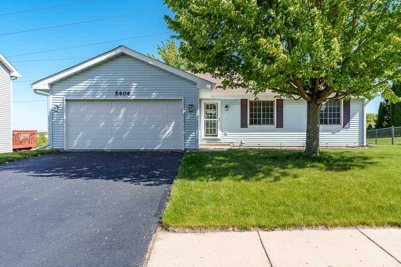 5406 Torque Road Loves Park, IL 61111 - Photo 1 of 40 a front view of house with yard