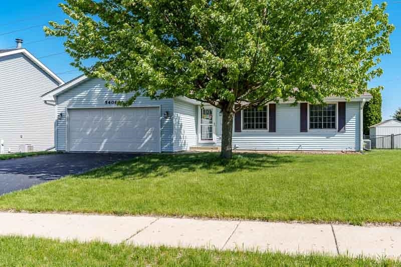 5406 Torque Road Loves Park, IL 61111 - Photo 2 of 40 a front view of house with yard and green space