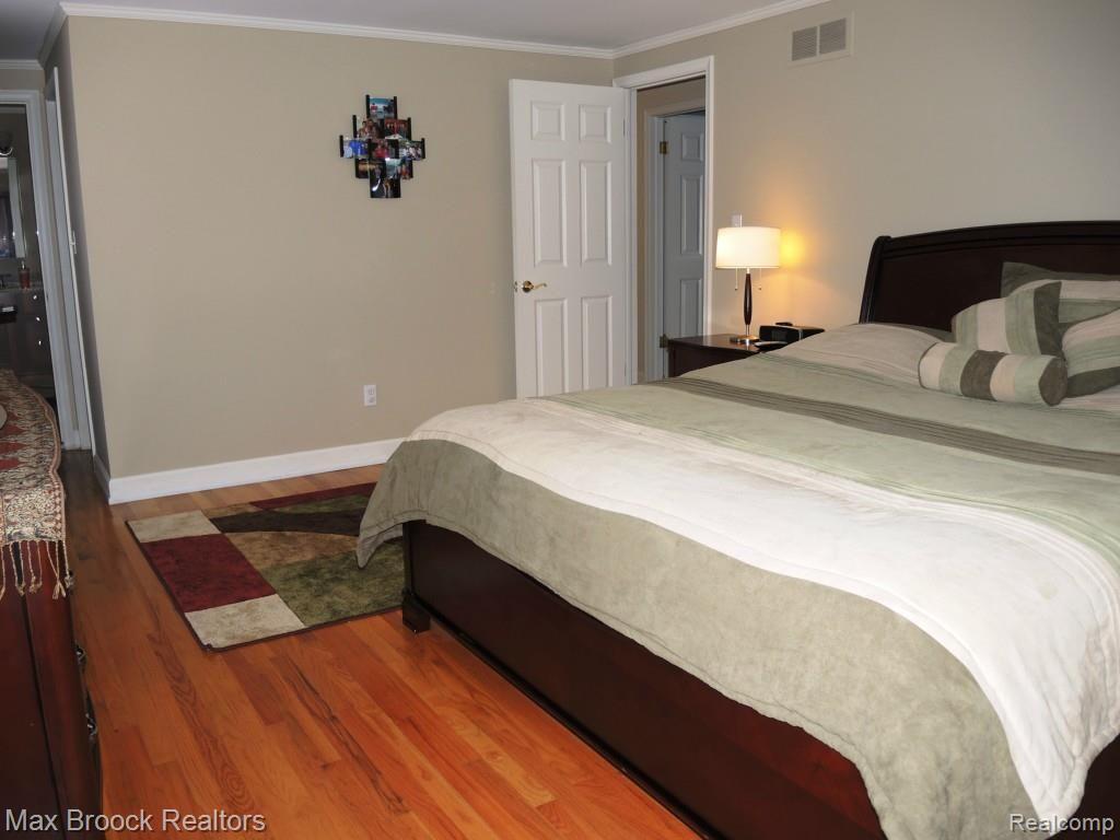 4466 Beach Road Troy, MI 48098 - Photo 20 of 45 MASTER WITH WOOD FLOORING