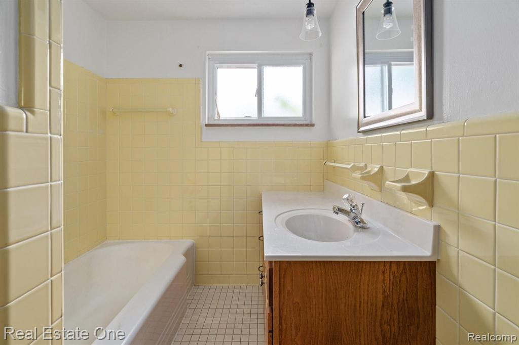 21135 Littlestone Road Harper Woods, MI 48225 - Photo 12 of 20