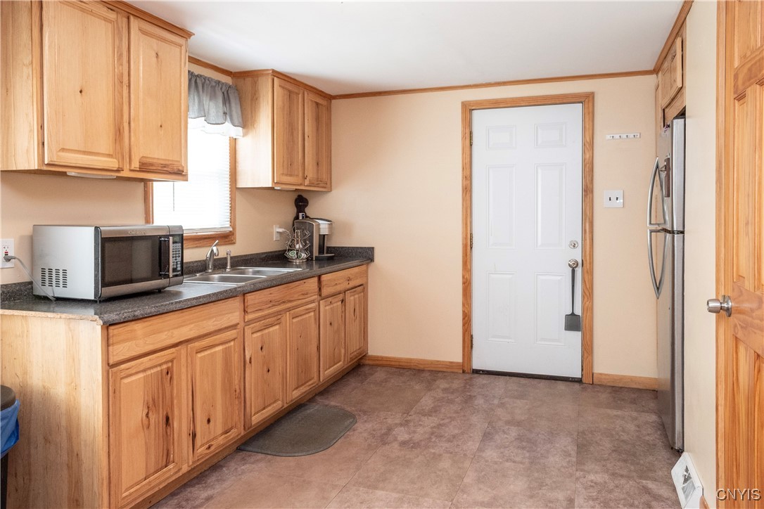 421 Spruce Street Utica, NY 13502 - Photo 13 of 47