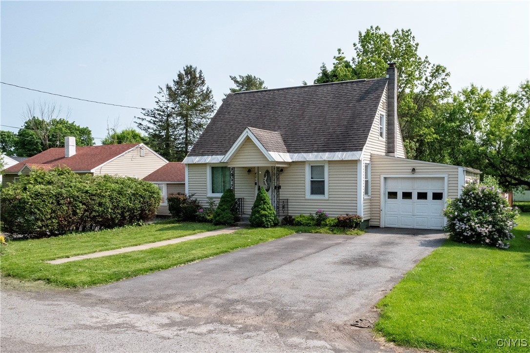 421 Spruce Street Utica, NY 13502 - Photo 4 of 47