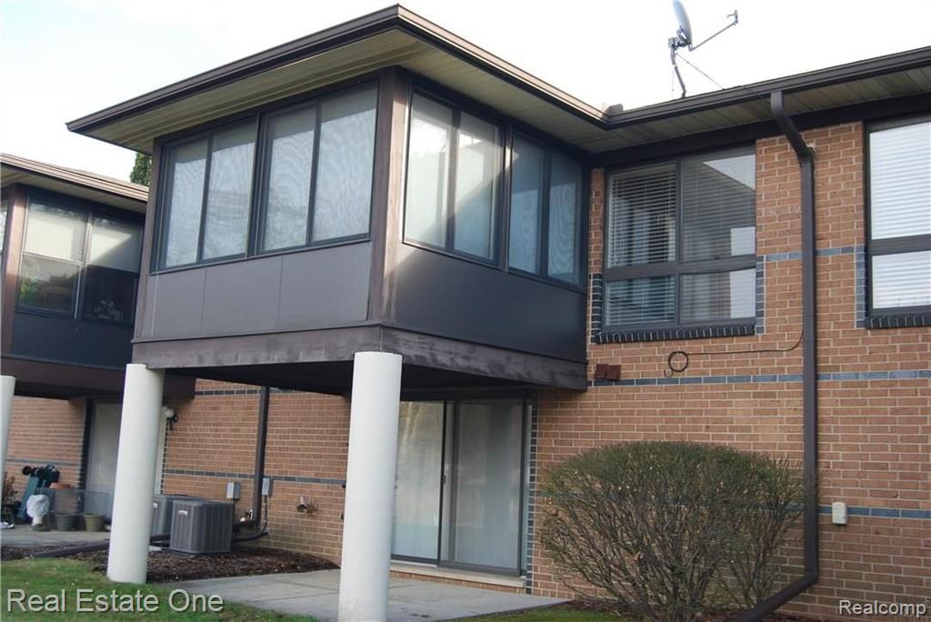 924 Wexford Way, Unit 10 Rochester Hills, MI 48307 - Photo 2 of 25
