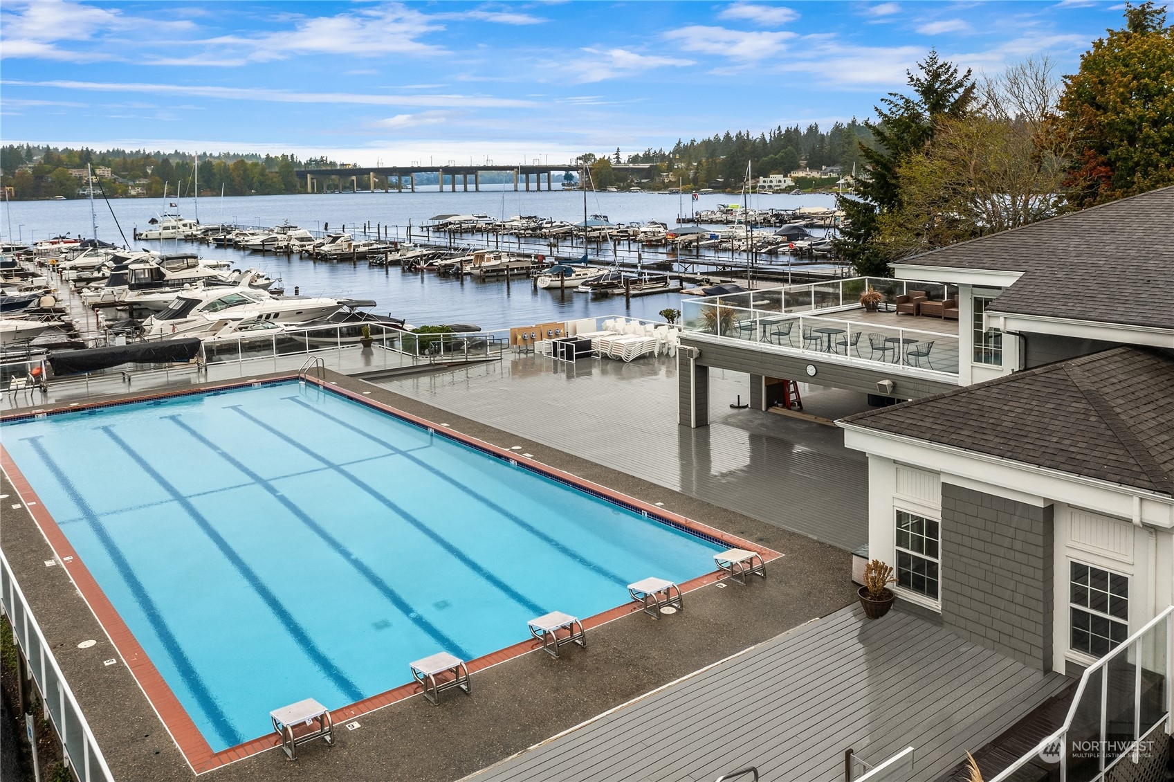 20 Cascade Key Bellevue, WA 98006 - Photo 31 of 38 a view of a balcony with chairs