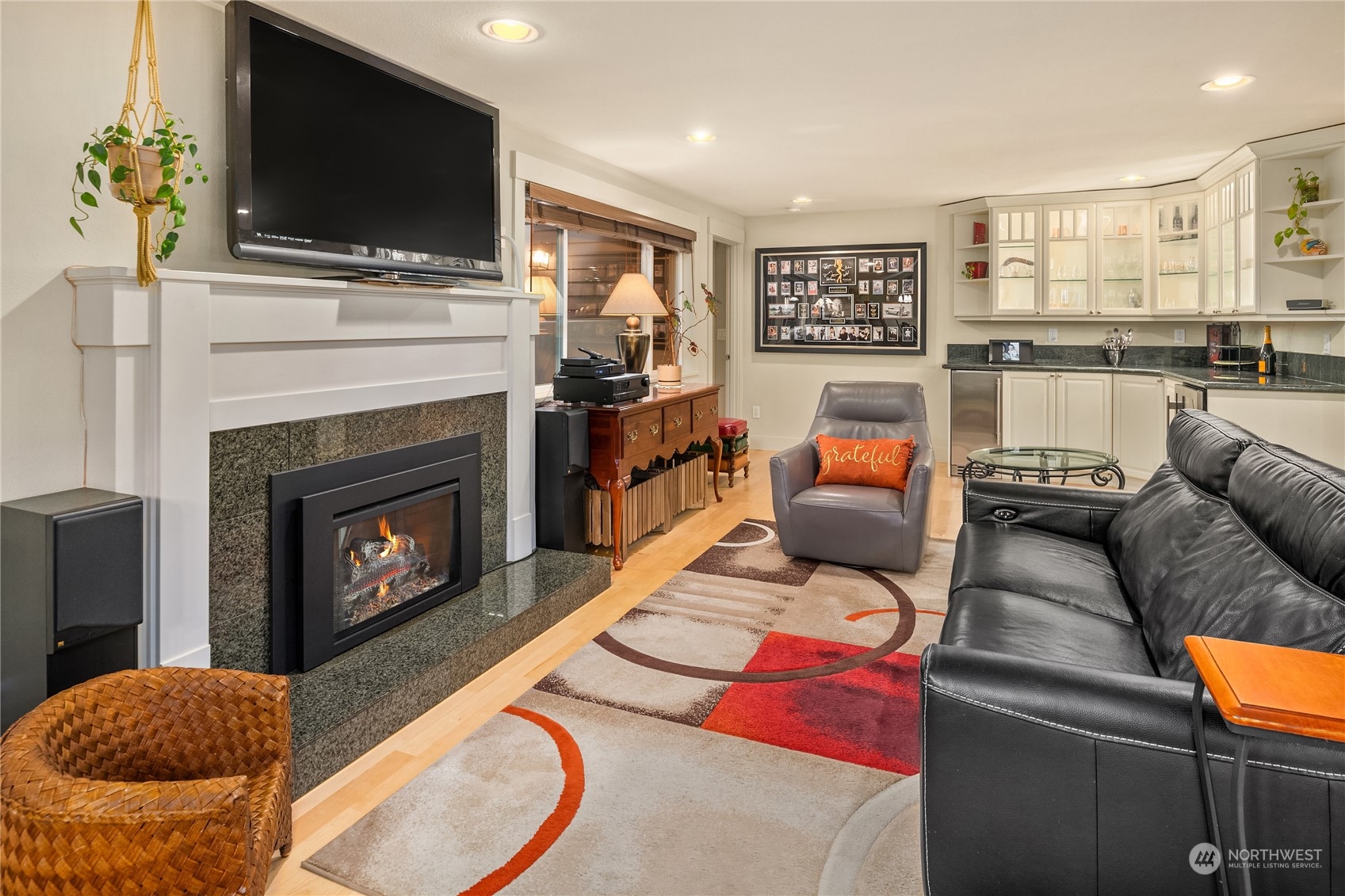 20 Cascade Key Bellevue, WA 98006 - Photo 9 of 38 a living room with furniture and a flat screen tv