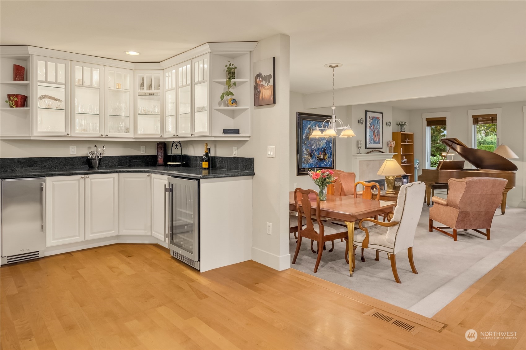 20 Cascade Key Bellevue, WA 98006 - Photo 10 of 38 a view of a livingroom with furniture and window