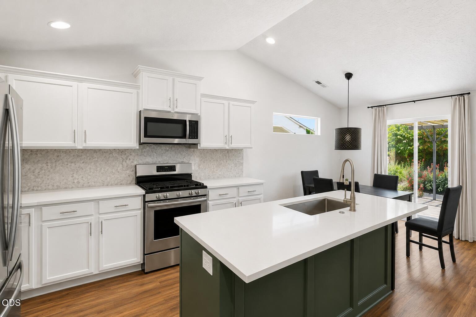 222 Southwest 33rd Drive Redmond, OR 97756 - Photo 4 of 26