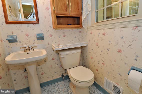 684 Dill Road Severna Park, MD 21146 - Photo 10 of 28 Upper Level Master Half Bath