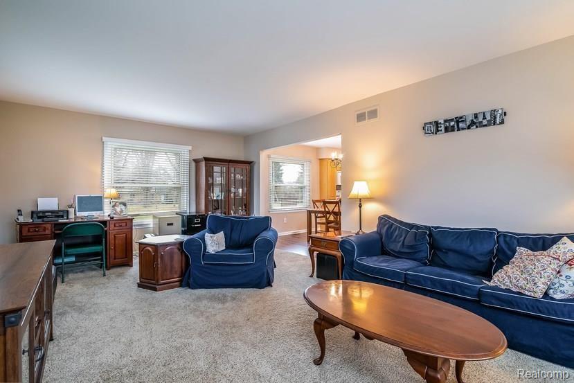 843 Castlebar Drive Rochester, MI 48309 - Photo 14 of 34 014-Family_Room-5573625-small.jpg