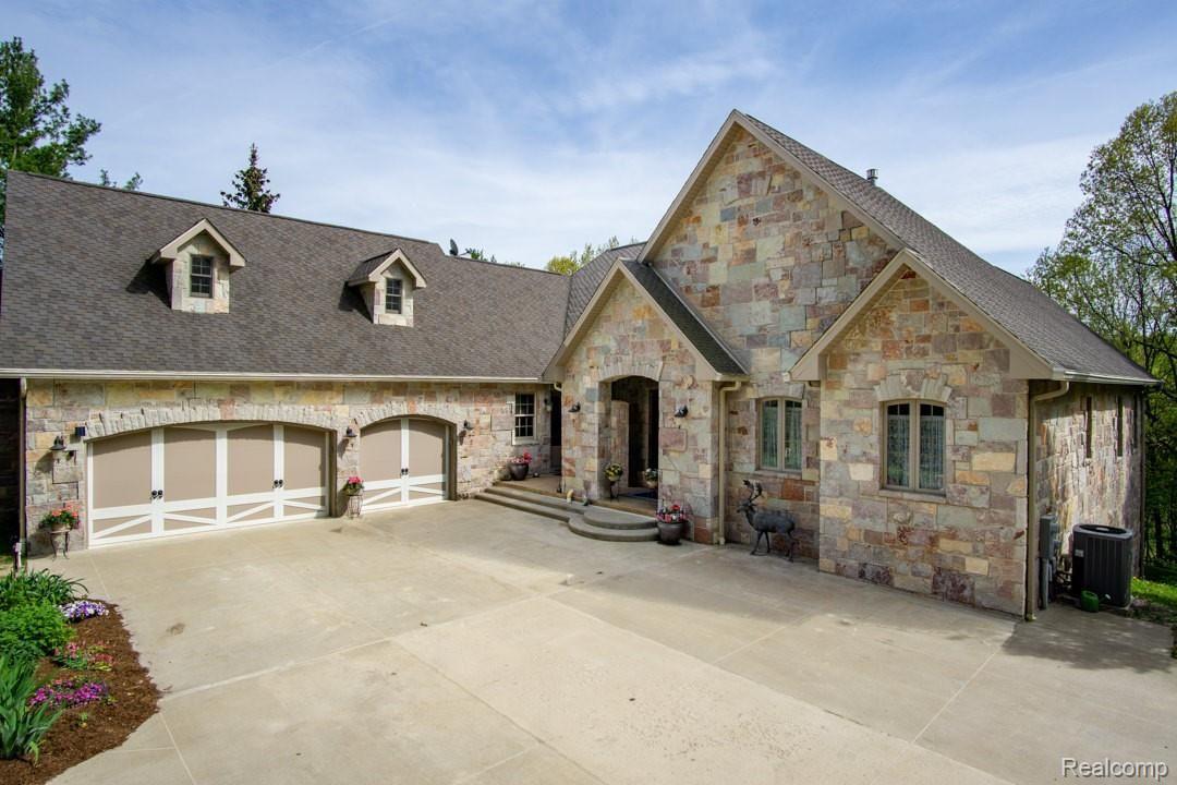4792-Hough-Rd-02.jpg
