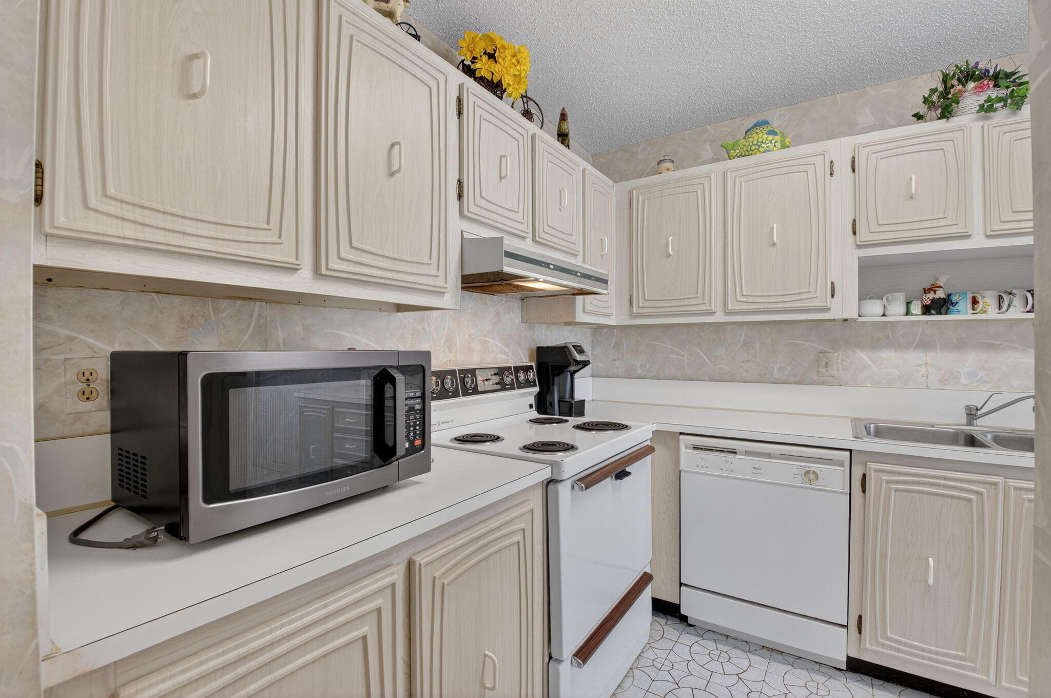 13761 Flora Place, Unit A Delray Beach, FL 33484 - Photo 13 of 55 13-web-or-mls-013_DSC_1901