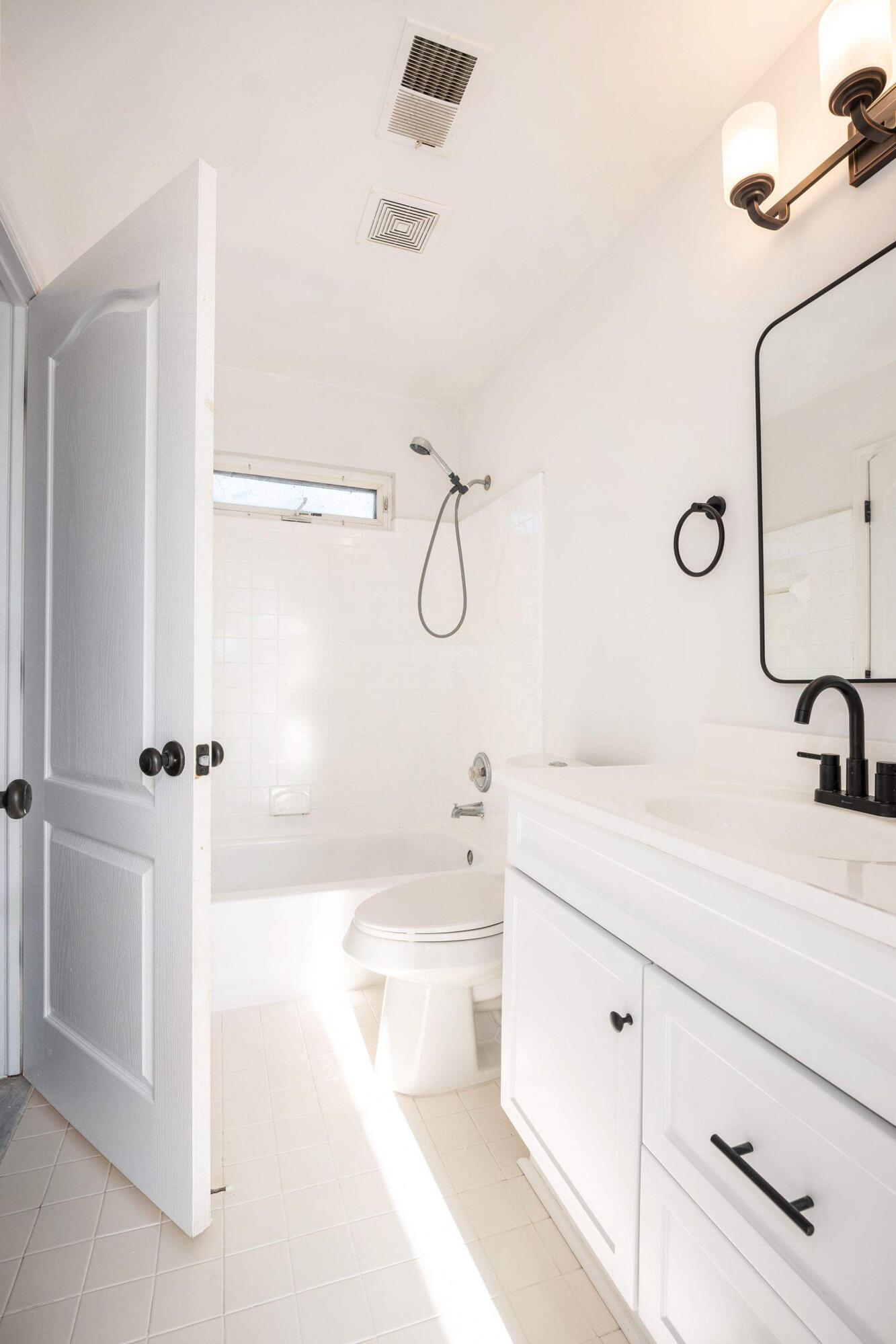 104 Logan Street Mount Clemens, MI 48043 - Photo 9 of 16 5-Dec 05, 2025 10-15-00-Vw4Q