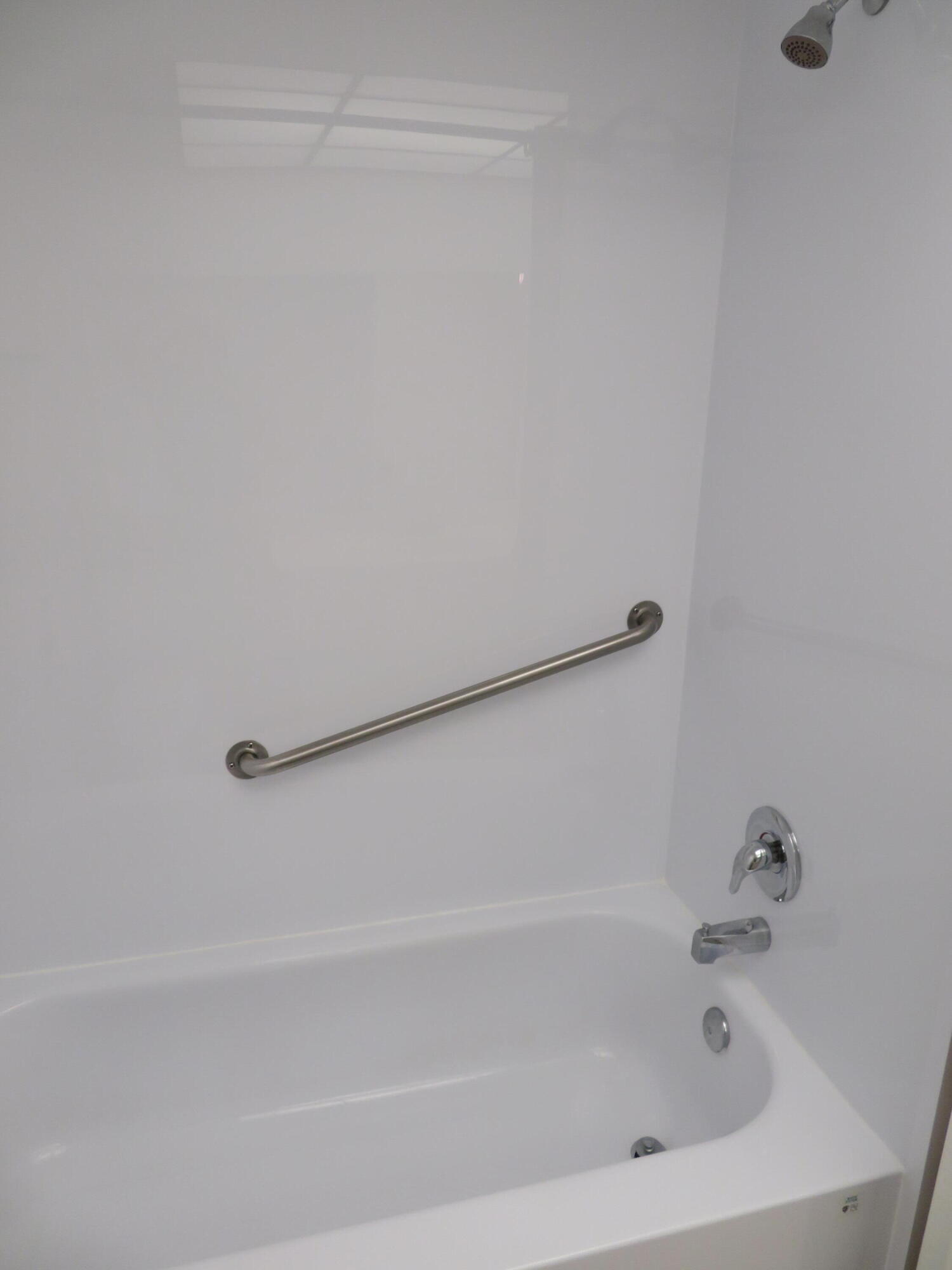 9233 Southwest 8th Street, Unit 419 Boca Raton, FL 33428 - Photo 38 of 41 70_9233-419_Tub_Fitter
