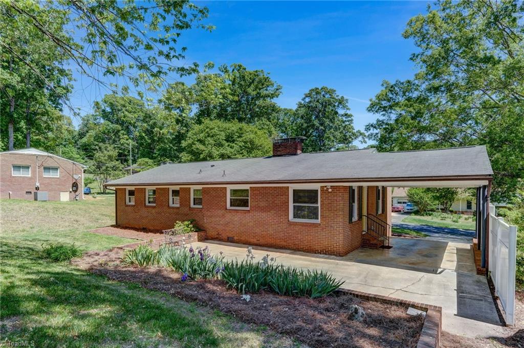 1656 Arrow Wood Road Asheboro, NC 27205 - Photo 25 of 32 Great outdoor patio living space - perfect for entertaining with family and friends.