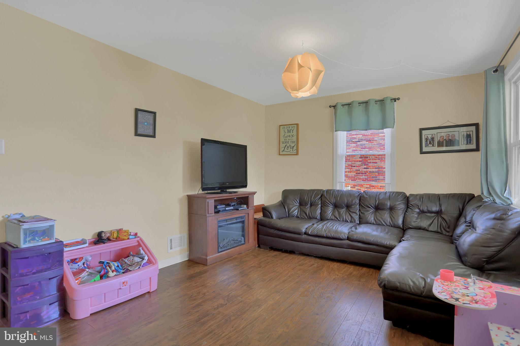 312 Edgewood Road York, PA 17402 - Photo 8 of 34 Gallery Image 8