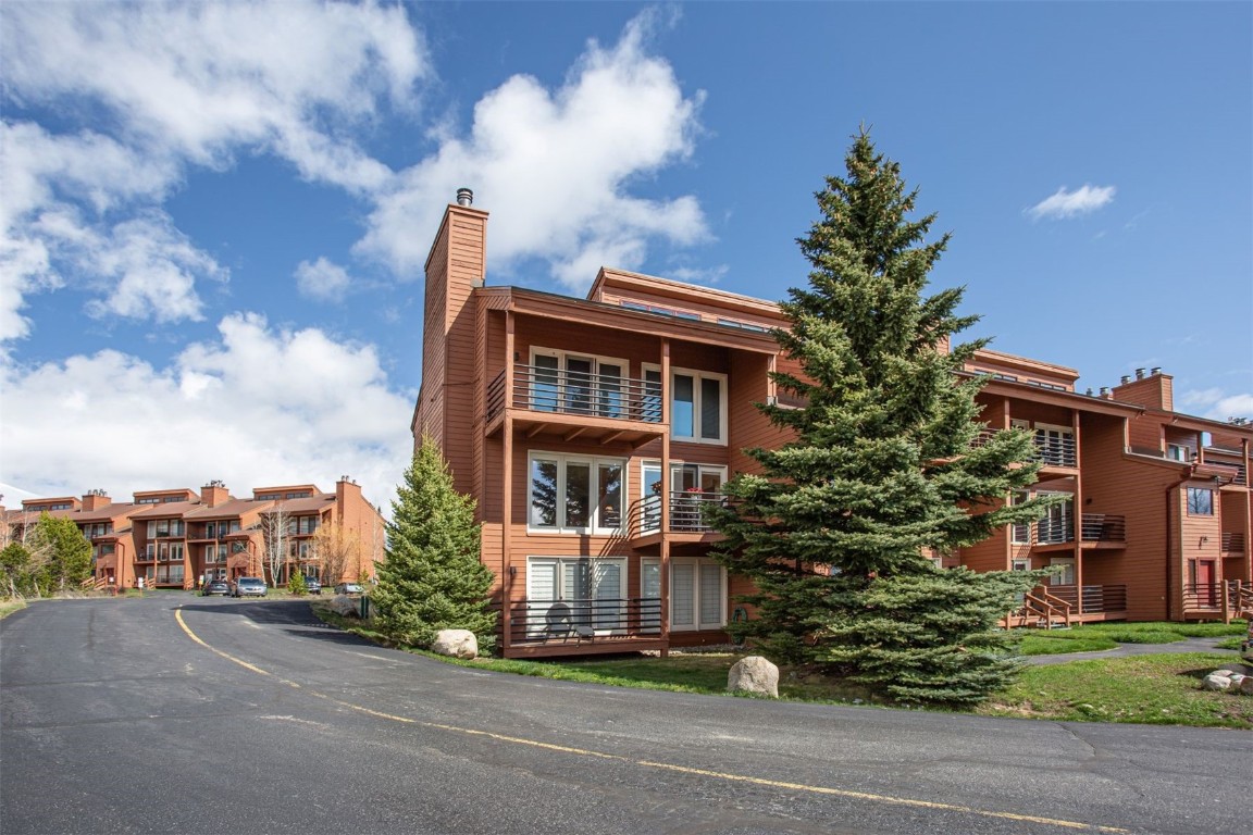 91400 Ryan Gulch Road, Unit 419 Silverthorne, CO 80498 - Photo 30 of 34 a front view of a building with garden