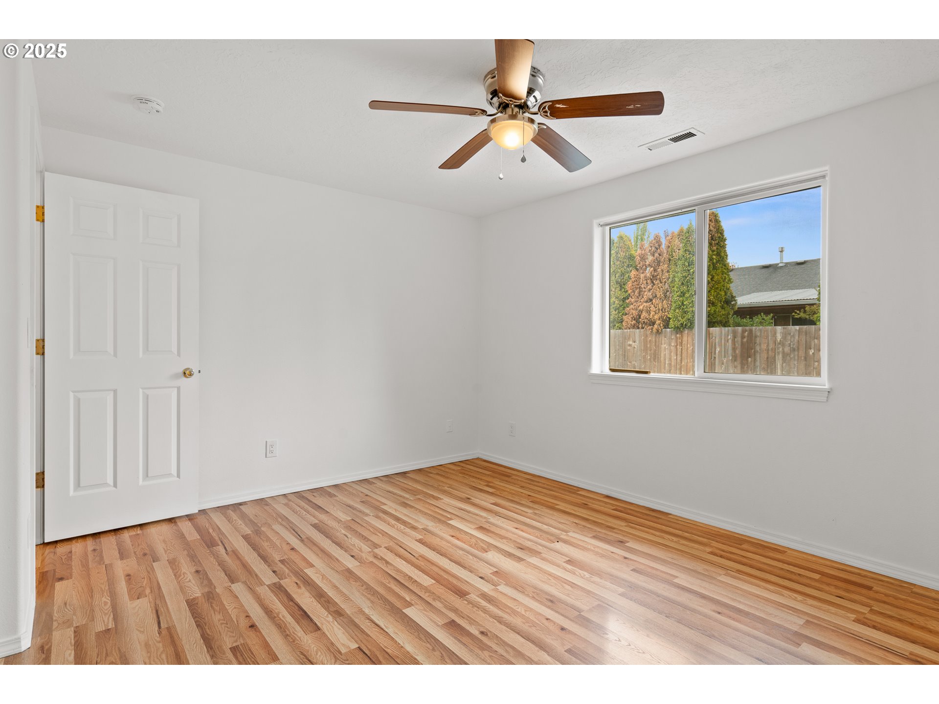 1237 South 7th Street Independence, OR 97351 - Photo 19 of 29 a view of room with window and ceiling fan