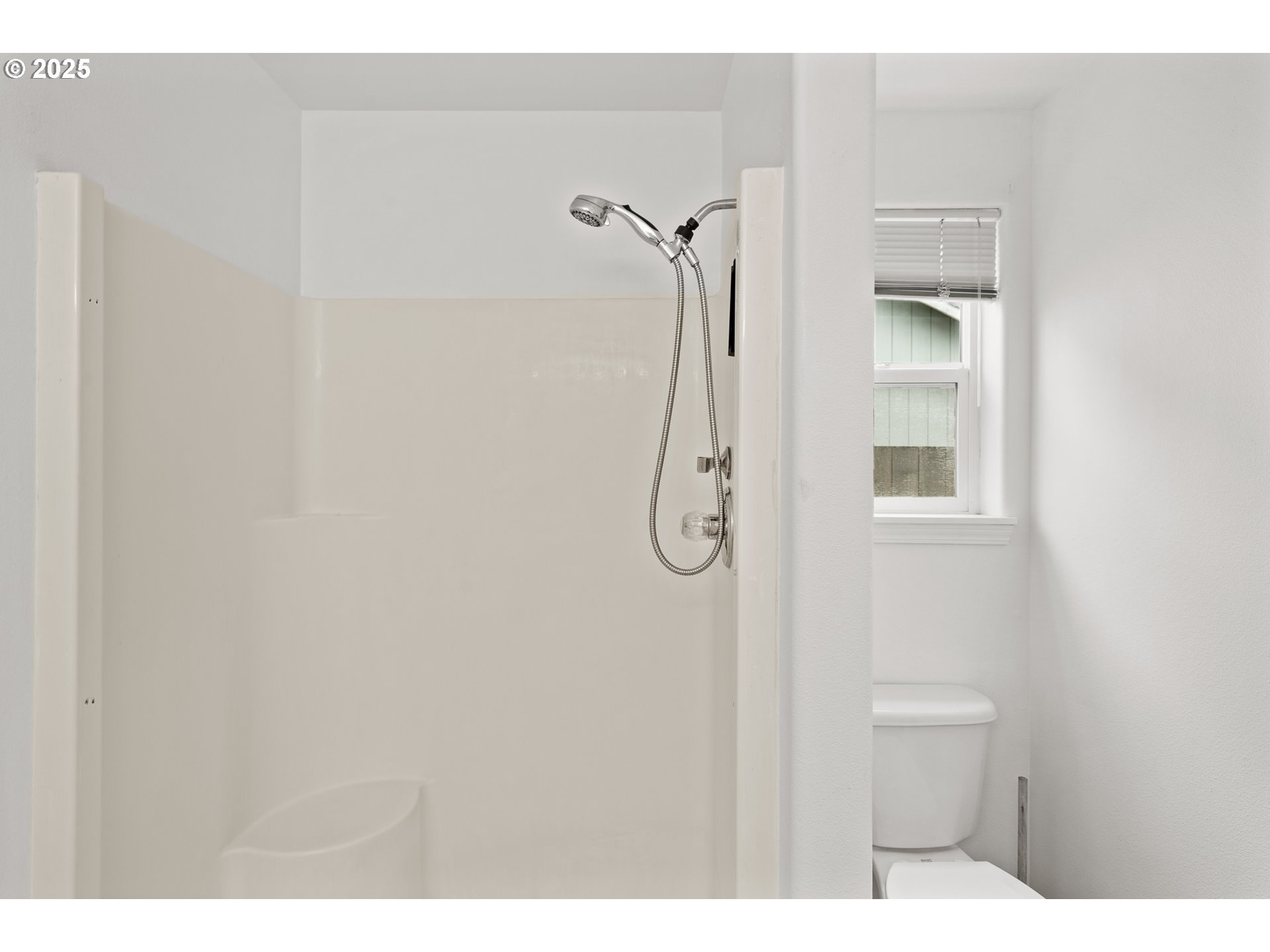 1237 South 7th Street Independence, OR 97351 - Photo 21 of 29 a picture of a bathroom