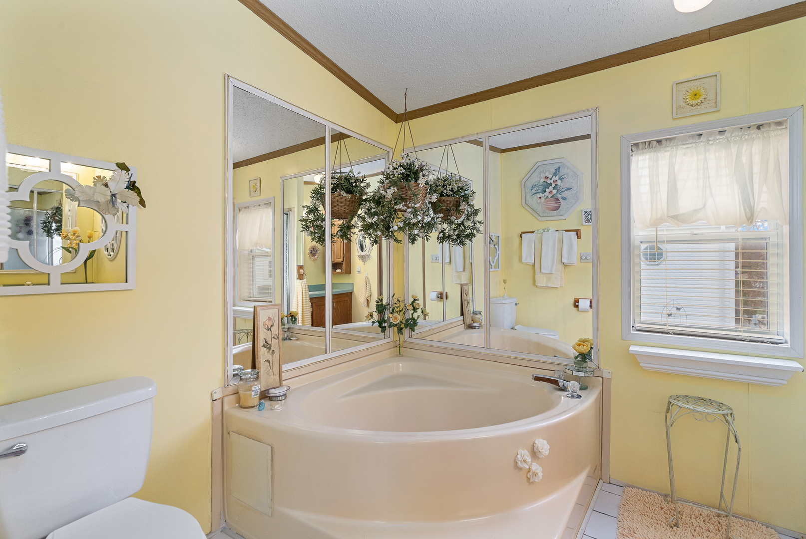 22710 South Ravisloe Lane Frankfort, IL 60423 - Photo 18 of 35 a spacious bathroom with a bathtub and shower