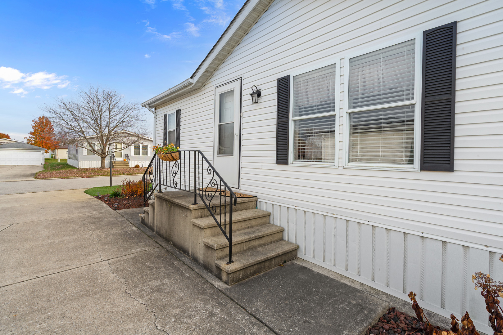 22710 South Ravisloe Lane Frankfort, IL 60423 - Photo 31 of 35 a view of a house with a small yard and wooden fence