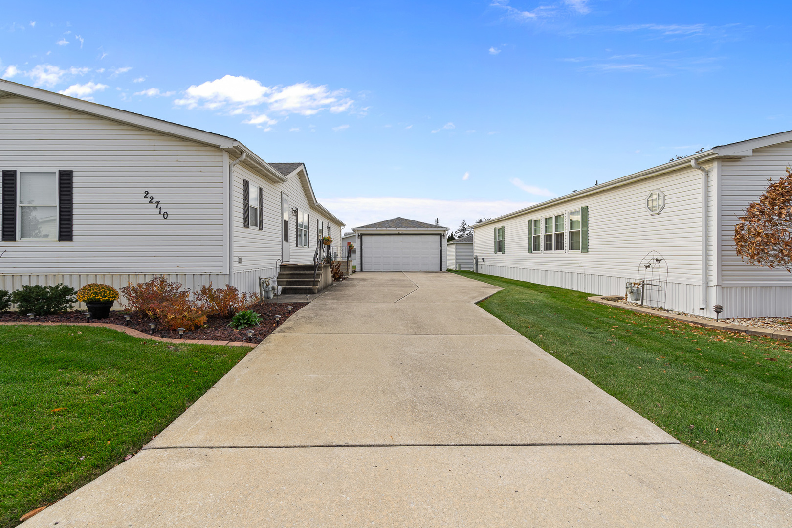 22710 South Ravisloe Lane Frankfort, IL 60423 - Photo 33 of 35 a view of a house with a yard