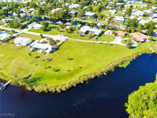 view of an outdoor space and yard
