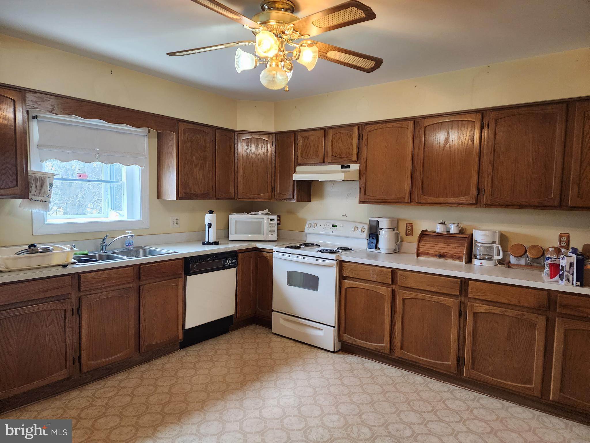 21806 Aquasco Road Aquasco, MD 20608 - Photo 5 of 19 Kitchen