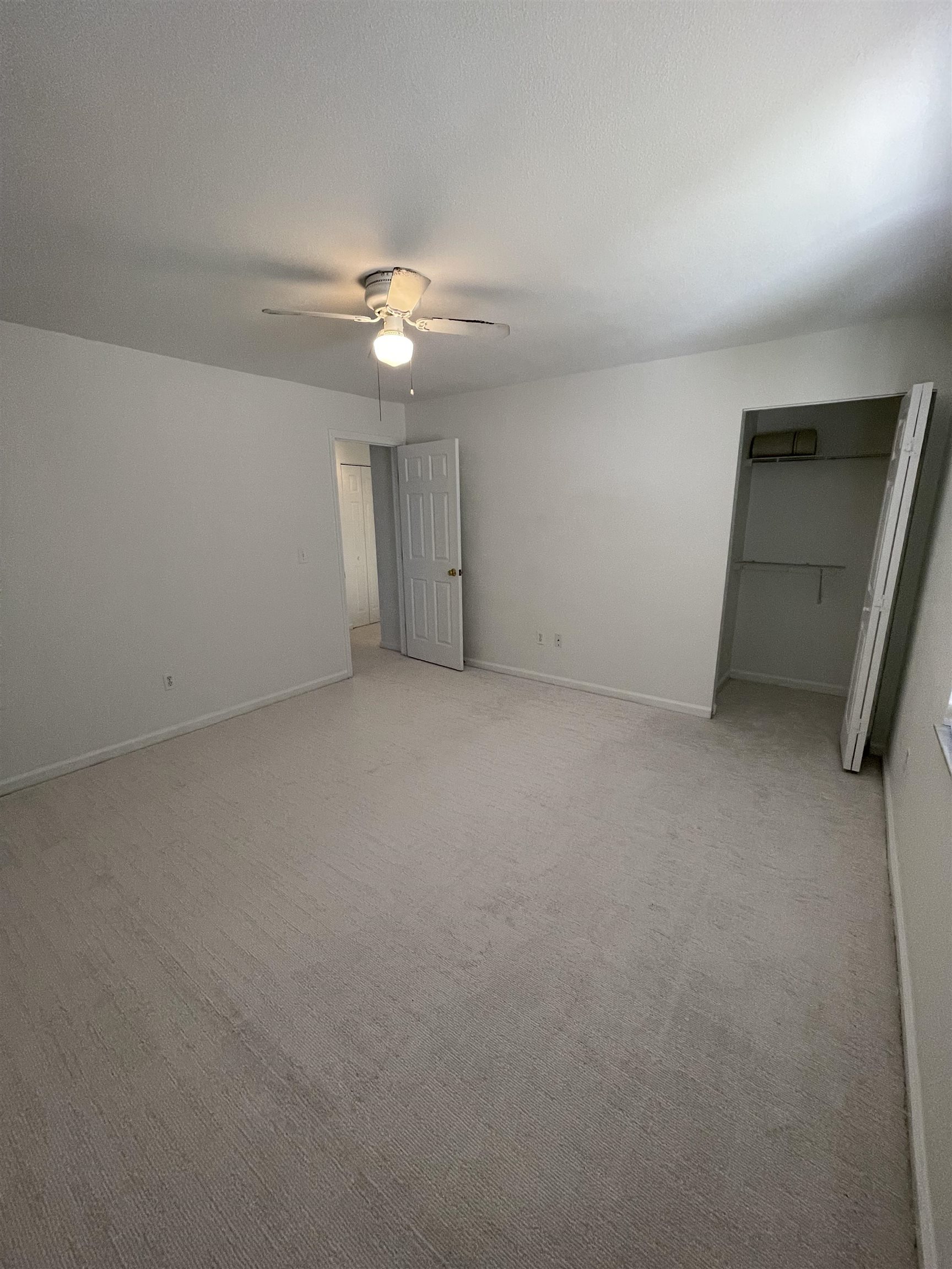 4420 Carter Road, Unit 29 St. Augustine, FL 32086 - Photo 13 of 15 an empty room with a ceiling fan and window