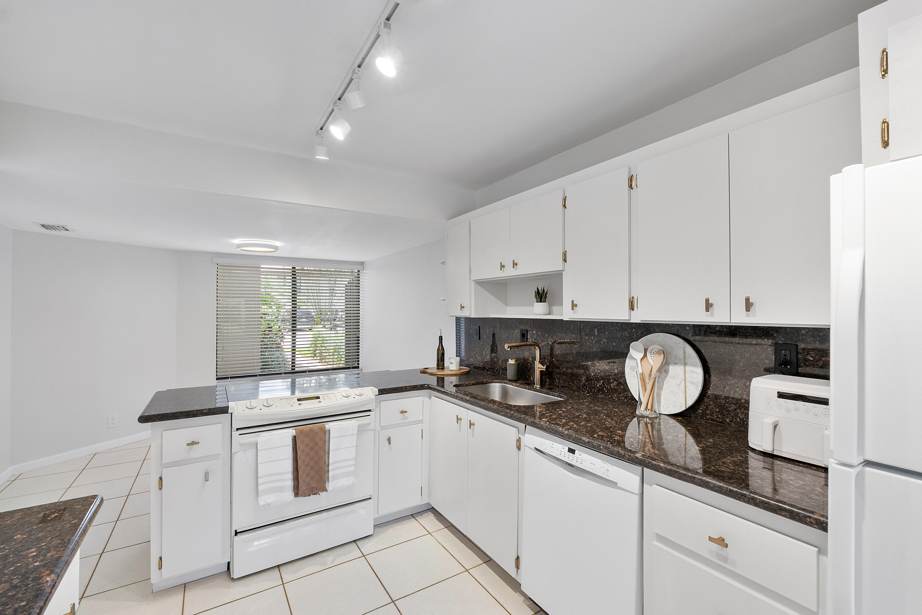 9717 North New River Canal Road, Unit 409 Plantation, FL 33324 - Photo 17 of 50 9717 N New River Canal Rd_040