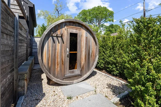 a view of entryway in the house