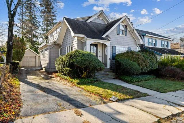 $425,000 | 194 Thames Street, New London, CT 06320