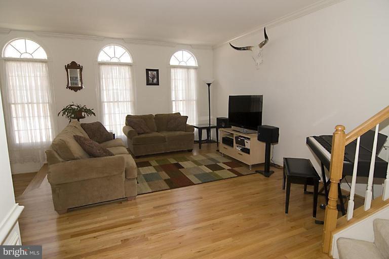 137 Roland Court Southwest Vienna, VA 22180 - Photo 2 of 26 Living Room