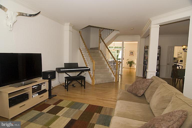 137 Roland Court Southwest Vienna, VA 22180 - Photo 3 of 26 Living Room #2