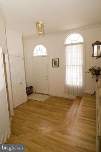 137 Roland Court Southwest Vienna, VA 22180 - Photo 4 of 26 Entrance / Foyer