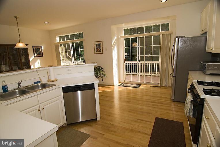 137 Roland Court Southwest Vienna, VA 22180 - Photo 6 of 26 Kitchen