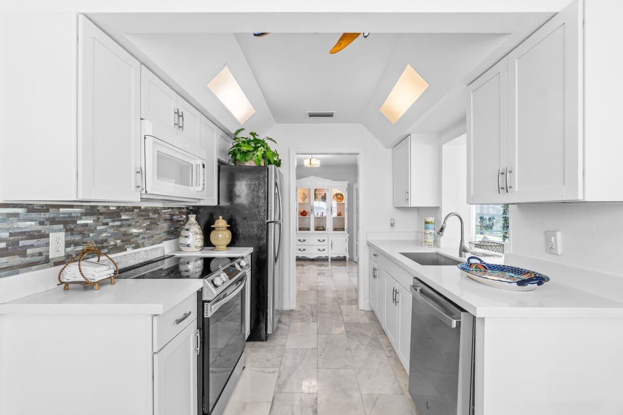 27 Pinehurst Lane Boca Raton, FL 33431 - Photo 11 of 33 013-27PinehurstLane-BocaRaton-FL-33431-S