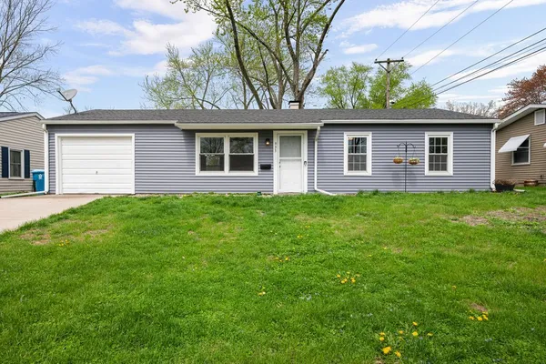 $1,750 | 933 34th Avenue, East Moline, IL 61244
