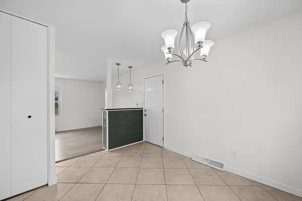 $1,750 | 933 34th Avenue, East Moline, IL 61244