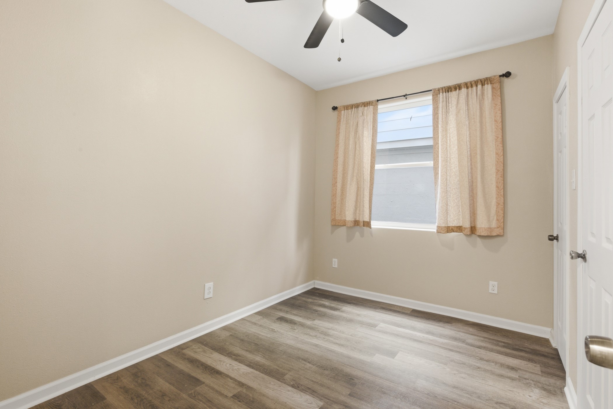 313 Grand Avenue Bacliff, TX 77518 - Photo 14 of 50 an empty room with a window