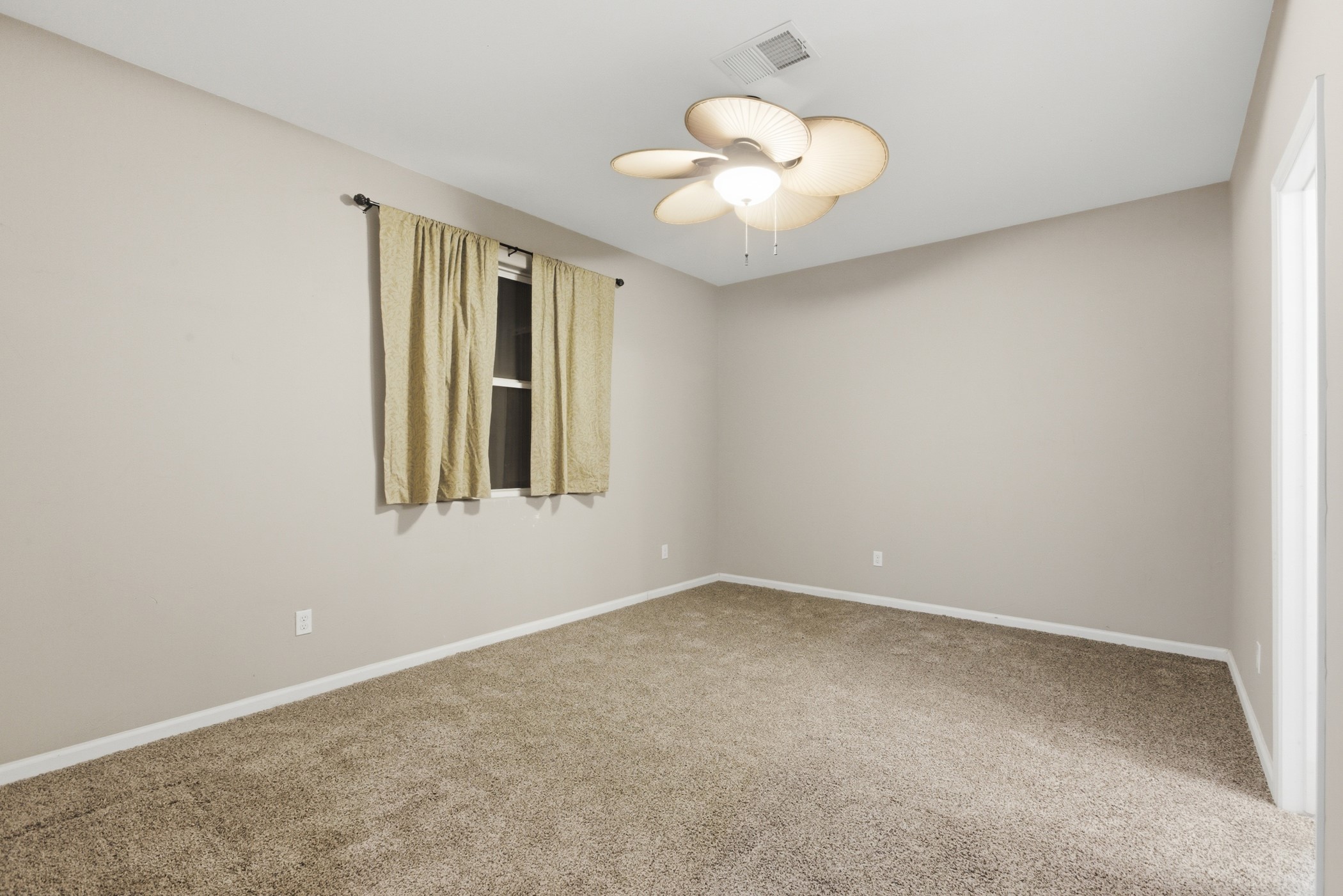 313 Grand Avenue Bacliff, TX 77518 - Photo 19 of 50 an empty room with a window