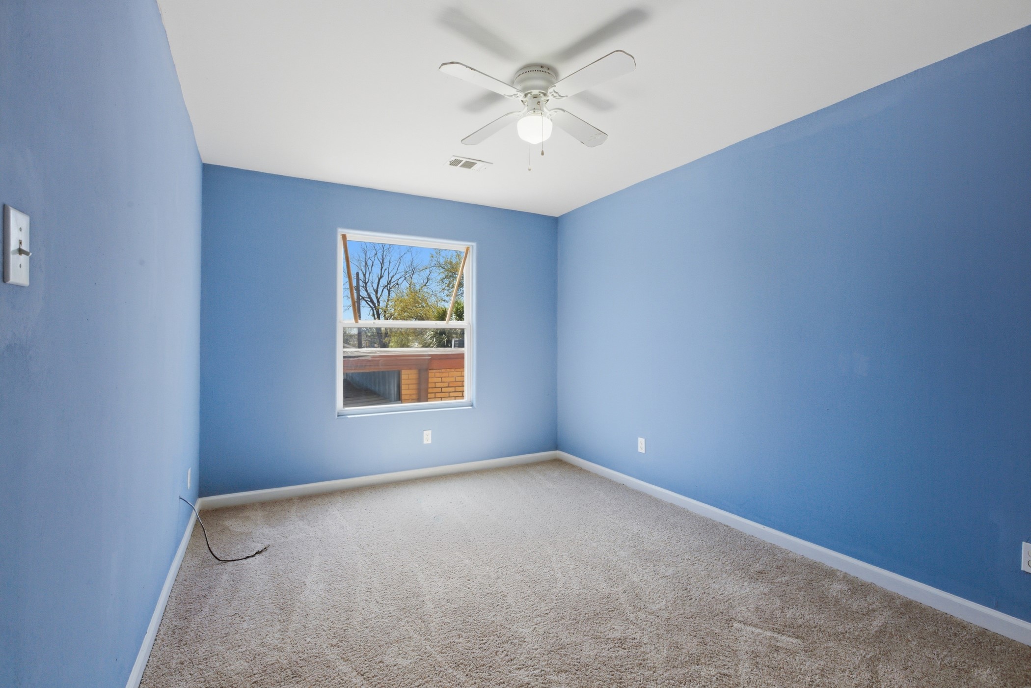 313 Grand Avenue Bacliff, TX 77518 - Photo 38 of 50 an empty room with windows and ceiling fan