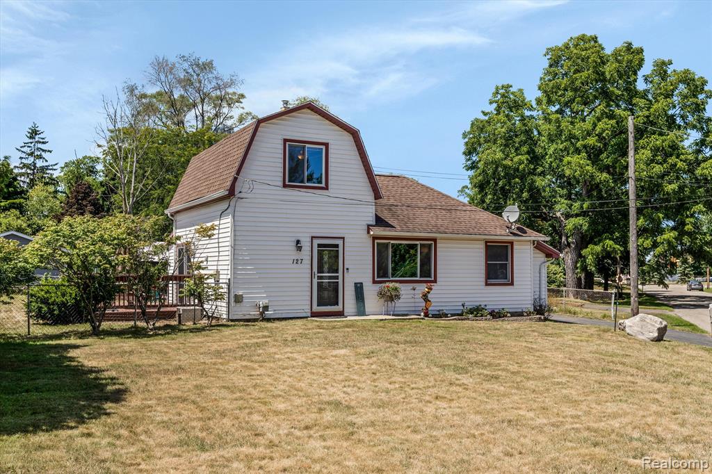 127 Angle Road Walled Lake, MI 48390 - Photo 2 of 57