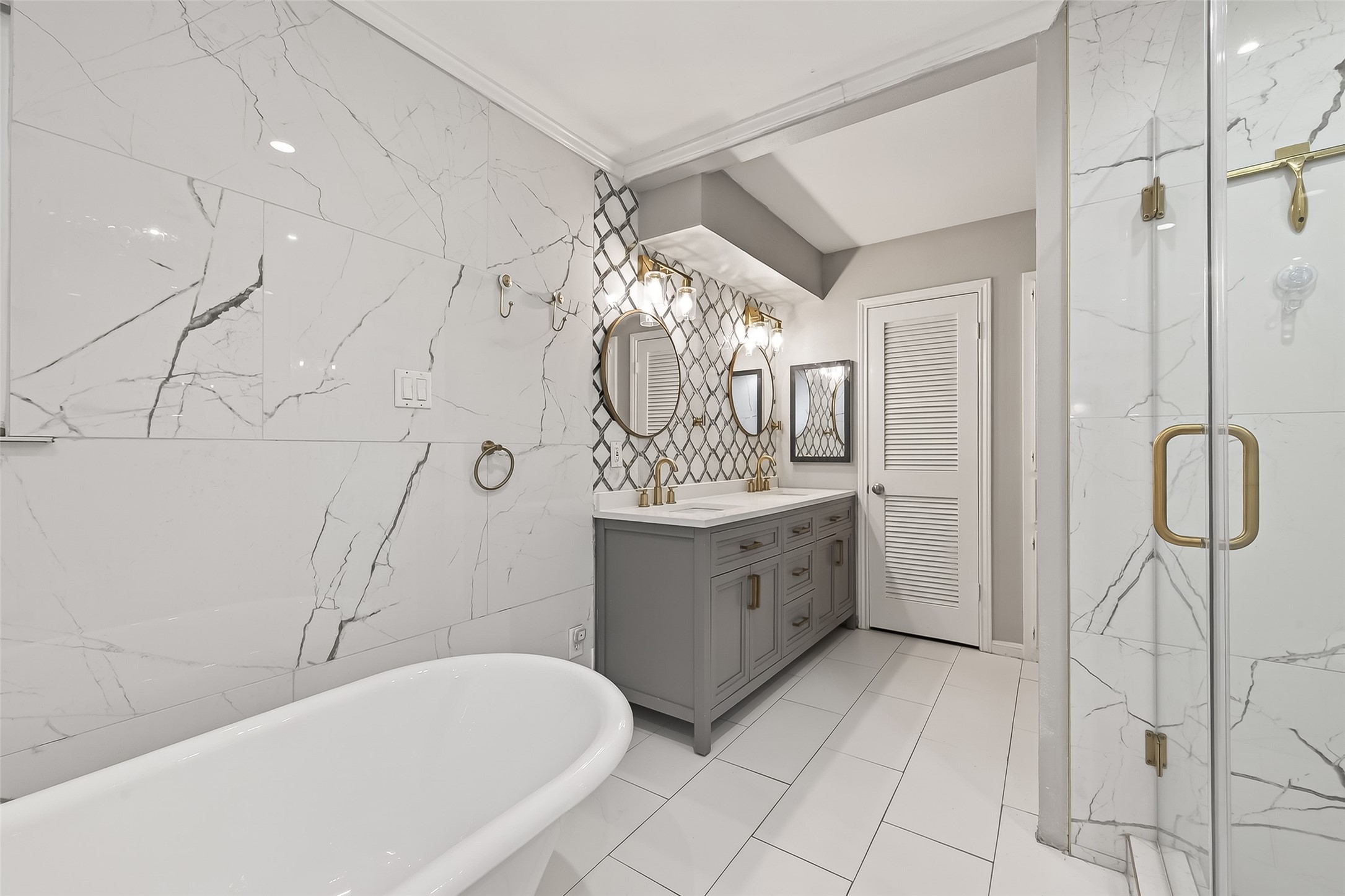 707 Montclair Boulevard Sugar Land, TX 77478 - Photo 23 of 50 a bathroom with a bathtub sink mirror and shower