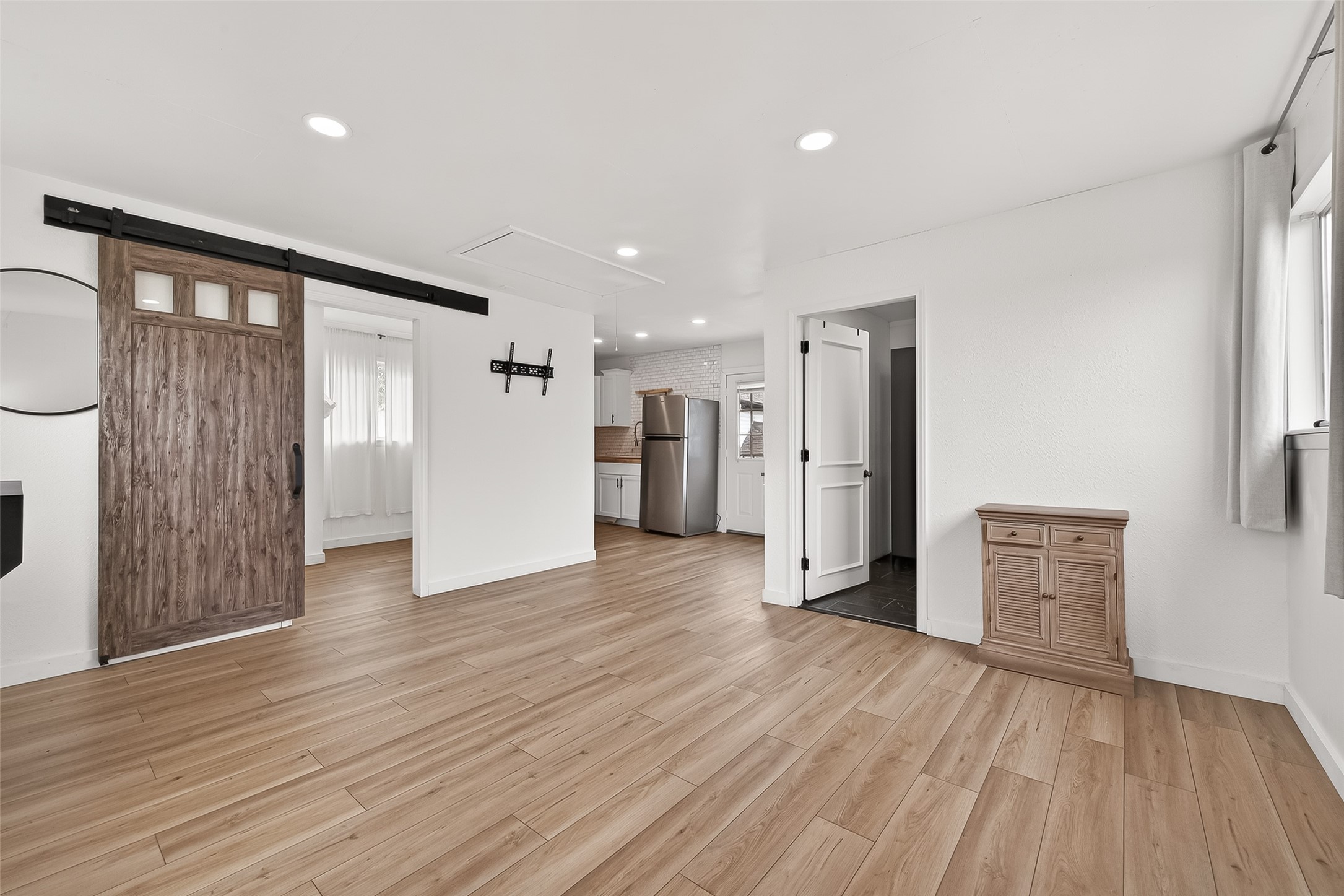 707 Montclair Boulevard Sugar Land, TX 77478 - Photo 32 of 50 a view of an empty room with a window