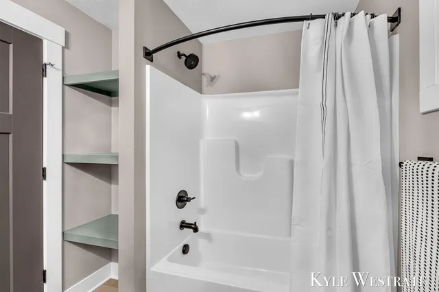 $649,900 | 10886 Douglas Drive, Allendale, MI 49401