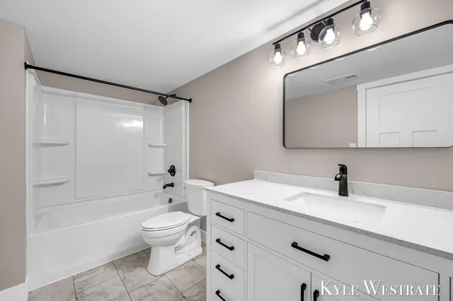 $649,900 | 10886 Douglas Drive, Allendale, MI 49401