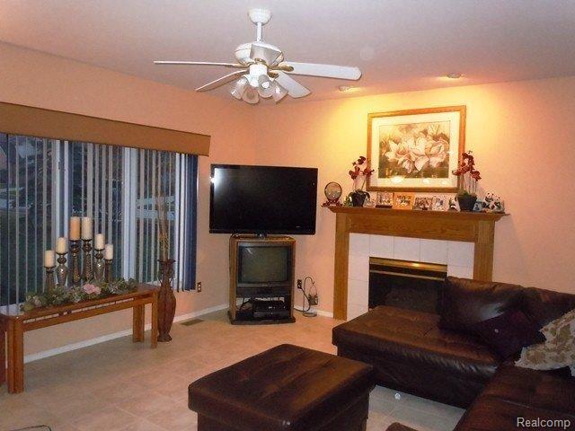 946 Dakota Court Rochester, MI 48307 - Photo 7 of 25 Living Rm V2.JPG